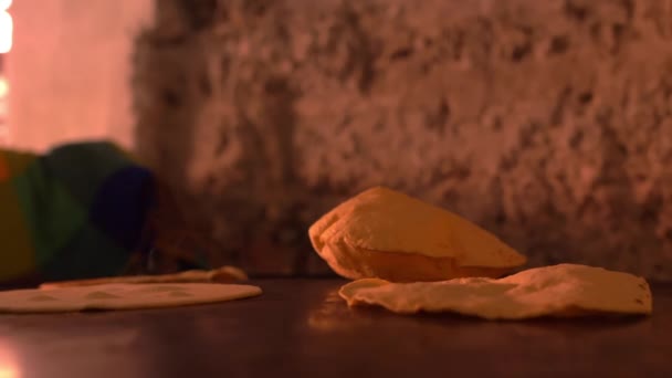 Tortillas hechas a mano hinchándose en la superficie negra caliente - Metraje, vídeo