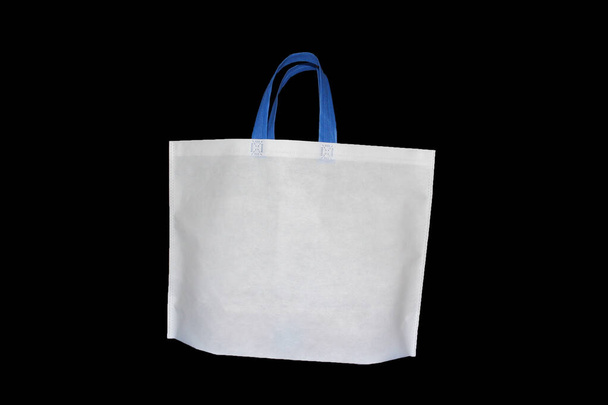 Обробка петлі білого кольору багаторазової торгової сумки ECO на чорному тлі. Альтернативний пластиковий пакет. Зберегти навколишнє середовище з екологією. Не тканий мішок з тканини. Врятуйте Землю. Макетні
 - Фото, зображення
