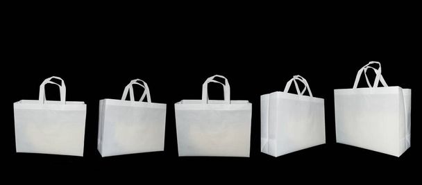 Set van niet-geweven wit Stoffen handvat lus Tassen op zwarte kleur Achtergrond. Niet Geweven ECO Friendly Shopping Bags. Biologisch afbreekbare tassen. Mock-up - Foto, afbeelding