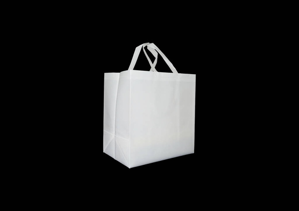 Gyönyörű nem szőtt élelmiszer bevásárló táska fekete háttér - Fotó, kép