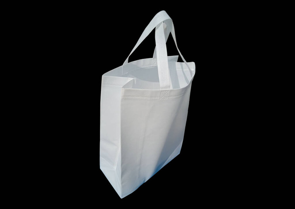 Красивая нетканая сумка для покупок с черным фоном - Фото, изображение