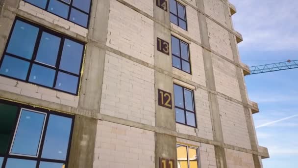 Vista aérea do edifício residencial alto do apartamento com números do storey na parede em construção. Desenvolvimento imobiliário. - Filmagem, Vídeo