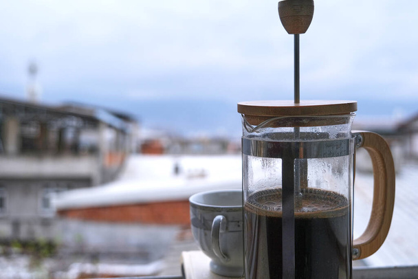 Arabisches Café in französischer Presse und traditioneller Kaffeekanne mit Stadthintergrund bei trübem Wetter. - Foto, Bild