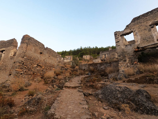 Verlassene Geisterstadt Kajaky Ruinen und Steinhäuser. Fethiye, Türkei. - Foto, Bild