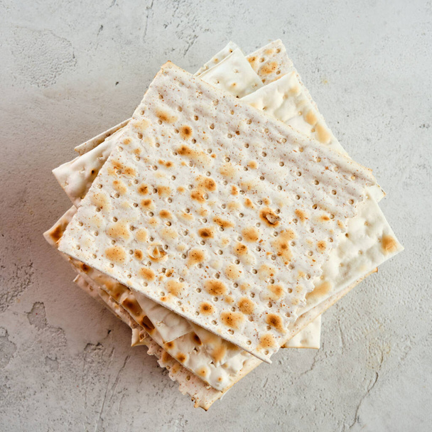 Tradycyjny rytuał żydowski chleb matzah. Jedzenie paschalne - Zdjęcie, obraz