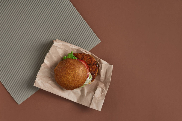 Hamburguesa de ceviche vegano con verduras en la bolsa de papel - Foto, Imagen