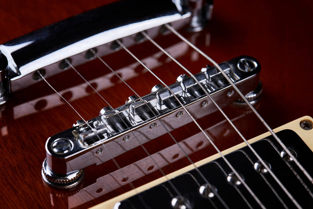 close-up view voor elektrische gitaar. Donkere humeurige studio opname. liefde muziek concept achtergrond - Foto, afbeelding
