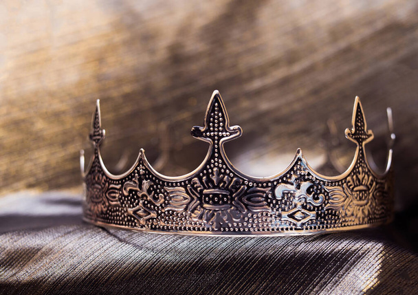 Re degli uomini Corona medievale, simbolo di potere e successo. - Foto, immagini