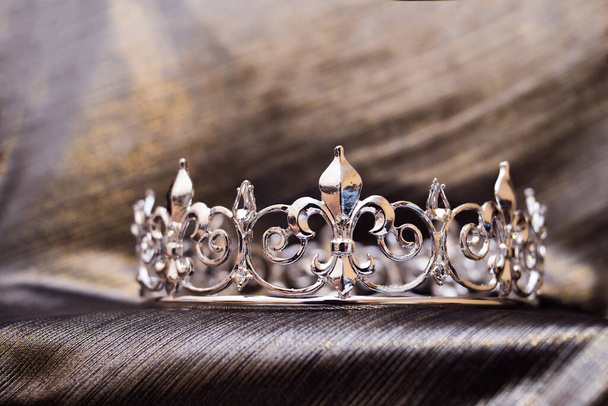 Corona real de oro blanco con elementos fleur de lys - Foto, imagen