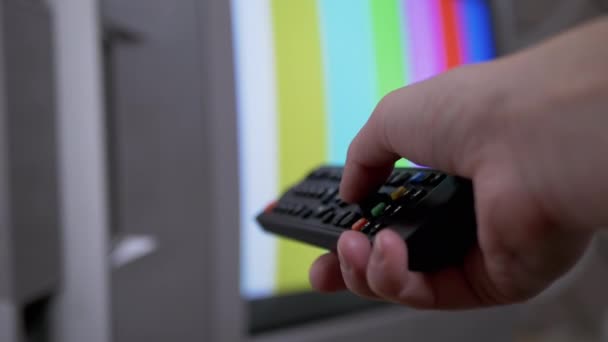 TV Uzaktan Kumandası Kullanan Kadın El SMPTE Renk Çubuğu Deneme Kalıbı Dener - Video, Çekim