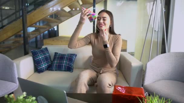 Frau feiert ihren Geburtstag per Videoanruf virtuelle Party. Frau trägt Geburtstagshut - Filmmaterial, Video