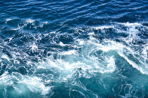 Fondo abstracto. Las olas del agua del mar se encuentran con rocas puntiagudas bajo el agua, formando remolinos. Hidromasajes en la zona de la ciudad noruega de Bodo. Países Bajos - Foto, Imagen