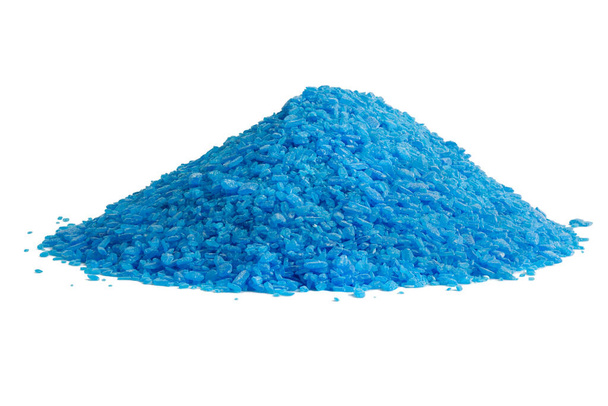 halom kék réz-szulfát granulátum - közelkép elszigetelt fehér alapon - Fotó, kép