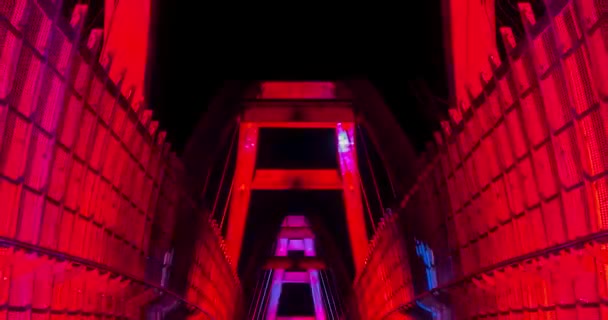 Tijdsverloop van verlichte voetgangersbrug veranderende kleuren - Video