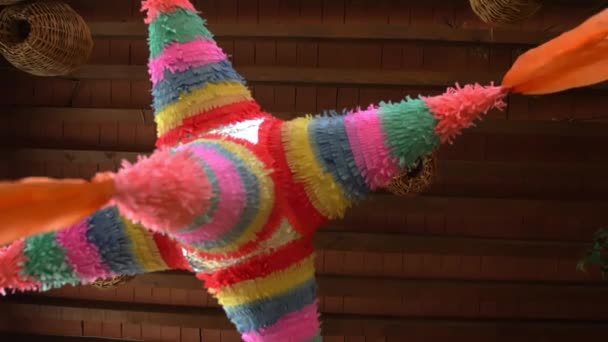 Värikäs piñata ja käsintehtyjä lamppuja roikkuu katosta - Materiaali, video