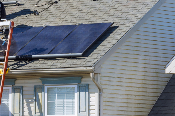 Ev çatısına fotovoltaik güneş panelleri kuruluyor. - Fotoğraf, Görsel