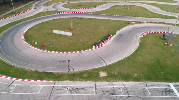Karting pista de carreras, vista aérea superior en vídeo 4k. Competencia deportiva. Carreras de kart Buggy alrededor de curvas. - Metraje, vídeo
