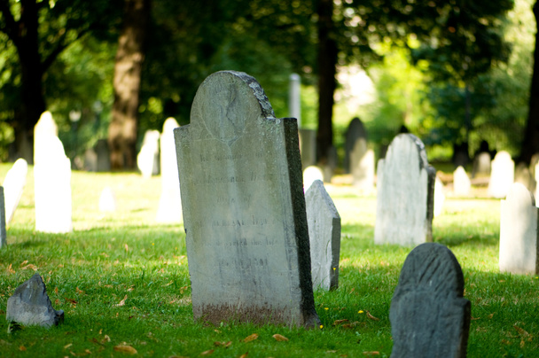 Cementerio con muchas lápidas en el día brillante
 - Foto, Imagen