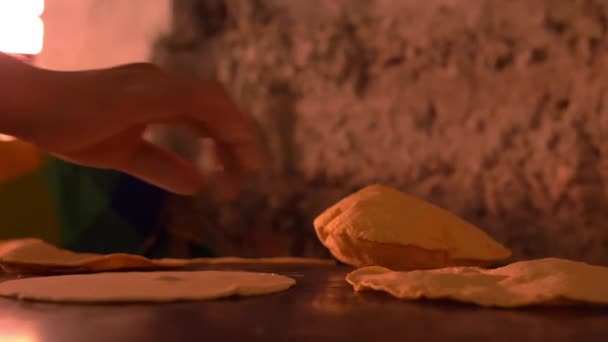 Tortillas hechas a mano hinchándose en la superficie negra caliente - Imágenes, Vídeo