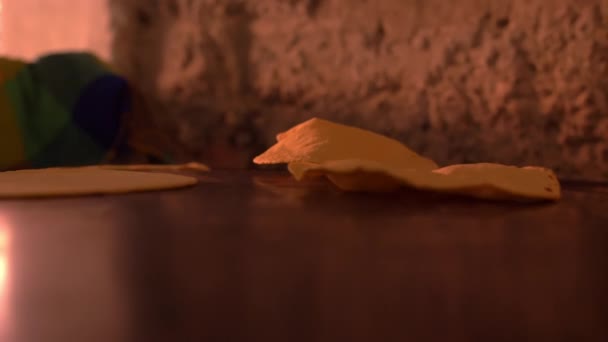 Tortillas hechas a mano hinchándose en la superficie negra caliente - Metraje, vídeo