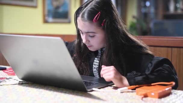 Chica joven usando el ordenador portátil en casa. Concepto de educación y aprendizaje en el hogar - Imágenes, Vídeo