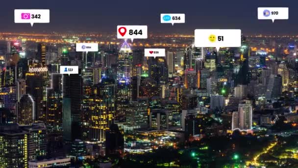 Sociale media iconen vliegen over de stad centrum tonen mensen betrokkenheid verbinding - Video