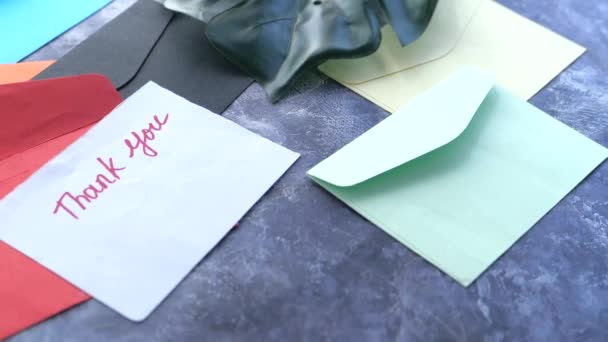 mensagem de agradecimento e envelope na mesa de madeira  - Filmagem, Vídeo