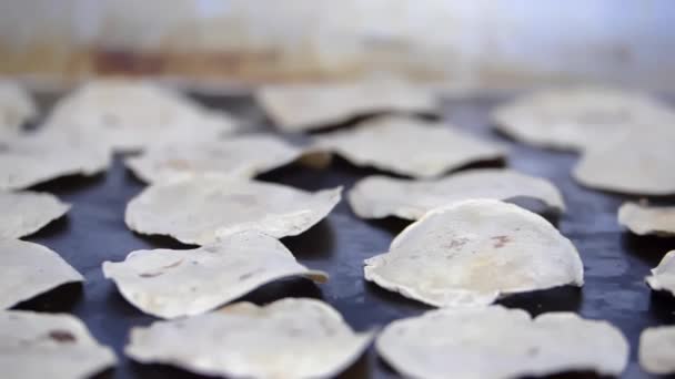 Close-up van verschillende harde tortilla 's op zwart oppervlak - Video