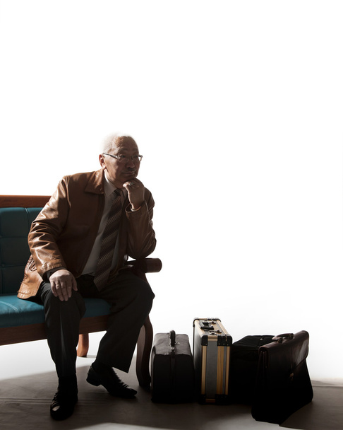 hombre en sofá - Foto, afbeelding