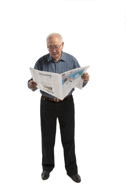 男が新聞を読む - 写真・画像