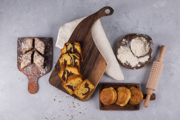 вкусная пекарня изолированы на белом мраморном фоне - Фото, изображение