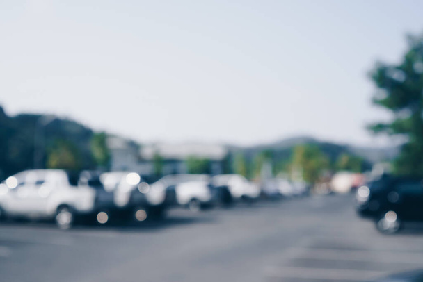 Розмита парковка з багатьма автомобілями абстрактний фон. Вінтажний колір тону
. - Фото, зображення