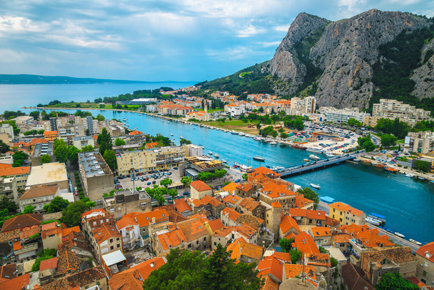 Fantastic aerial view with red roofs and spectacular Cetina river from the Mirabella fortress, Omis, Dalmatia, Croatia, Europe - Φωτογραφία, εικόνα
