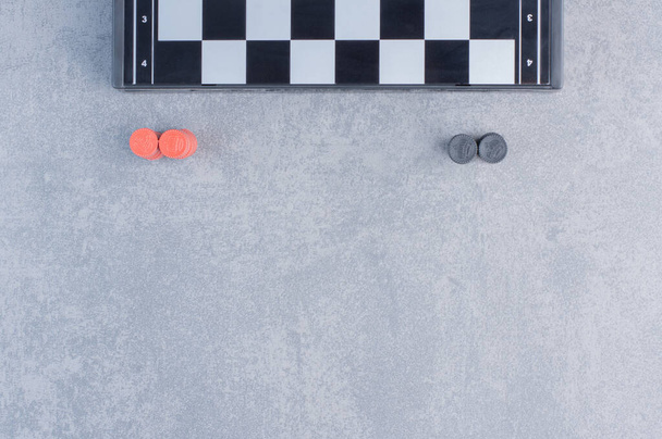 Gri arkaplanda satranç tahtası. Siyah ve beyaz. Yüksek kalite fotoğraf - Fotoğraf, Görsel