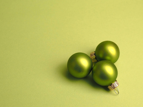 Green vintage Christmas baubles on a green background with space for your text or image, seasonal holiday concept - Foto, Imagen