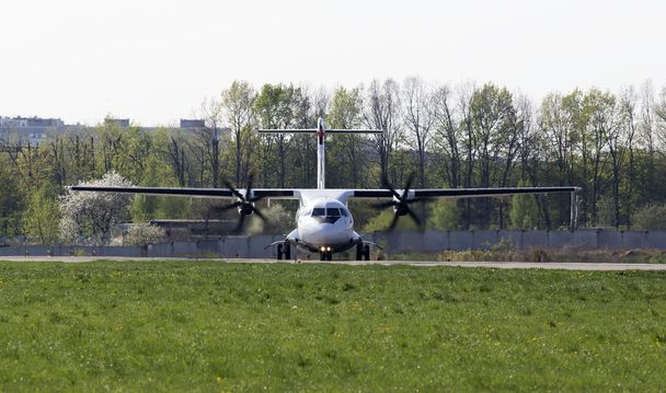 Turbopropulseur blanc sur la piste, vue de face
 - Photo, image