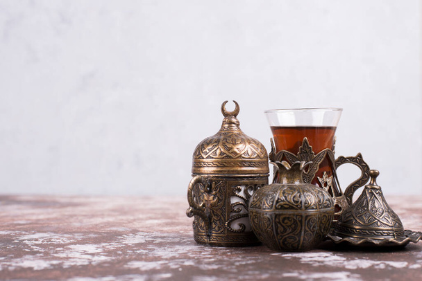 té turco tradicional en un vaso sobre fondo. - Foto, imagen