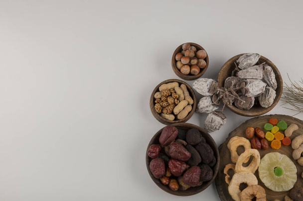 Droge vruchten en snacks in meerdere houten schotels en schotels. Hoge kwaliteit foto - Foto, afbeelding