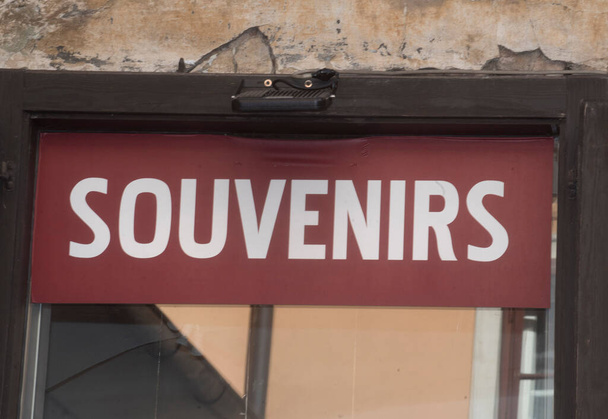 Сувенирный знак у витрины магазина, экономика в сфере туризма - Фото, изображение