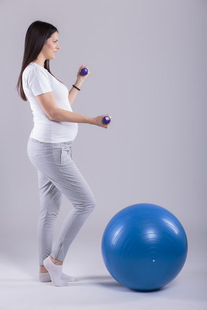 Donna incinta che fa esercizio fisico
 - Foto, immagini