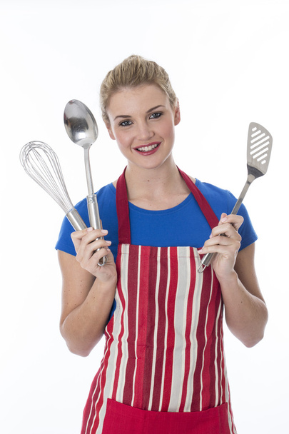 νέα γυναίκα που κρατά μαγειρικά σκεύη - Φωτογραφία, εικόνα
