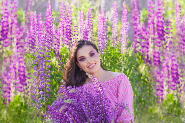 Mujer sana morena con flores coloridas sonriendo, retrato al aire libre - Foto, imagen