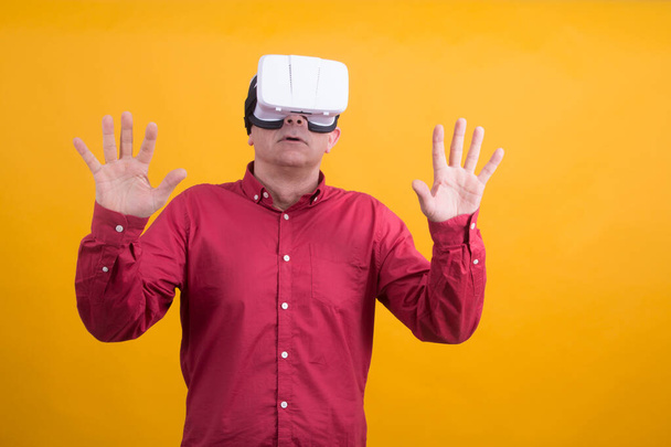 człowiek w okularach 3D wirtualnej rzeczywistości, zaskoczony tym, co widzi, nowa koncepcja technologii - Zdjęcie, obraz