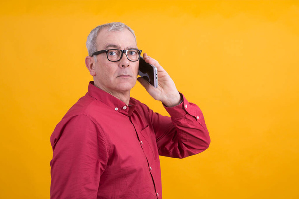 senior man talking with mobile phone - Foto, Imagen