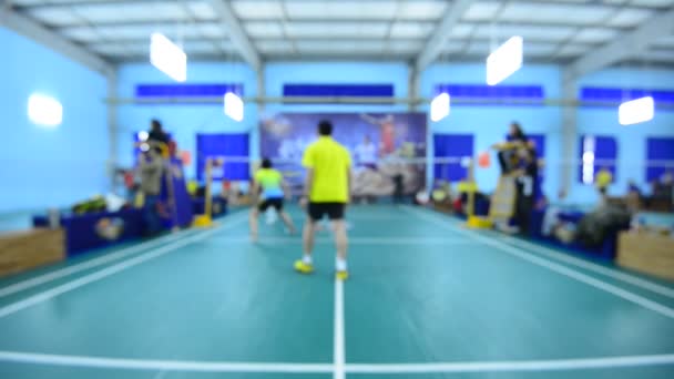 badmintonbanen met spelers concurreren in binnen. - Video