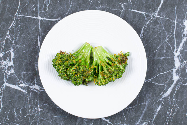 Beyaz tabakta haşlanmış taze brokoli. Yüksek kalite fotoğraf - Fotoğraf, Görsel