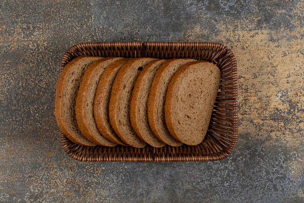 木製のバスケットに新鮮なライ麦パンをスライス.高品質の写真 - 写真・画像