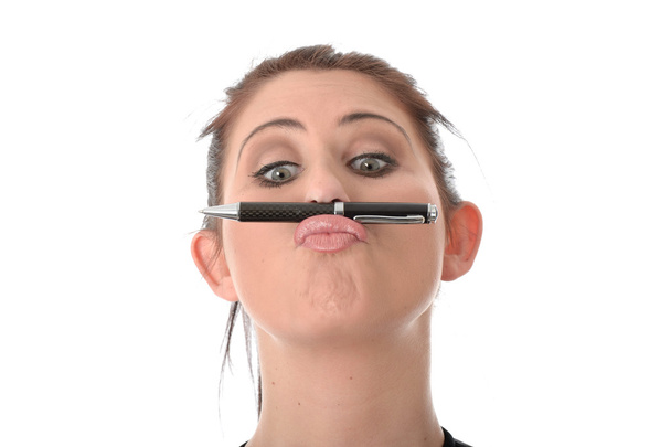młoda kobieta trzyma długopis na jej ustach - Zdjęcie, obraz