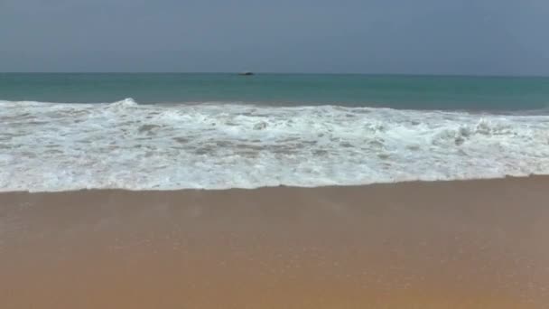Okyanus dalgaları ve güzel bir plaj, - Video, Çekim
