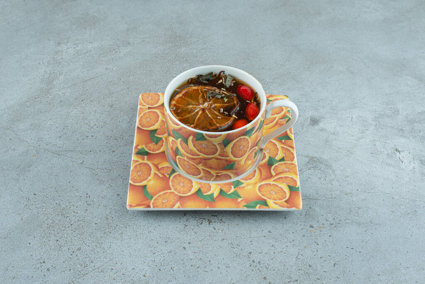 Xícara de chá com fatias de laranja e rosehips. Foto de alta qualidade - Foto, Imagem
